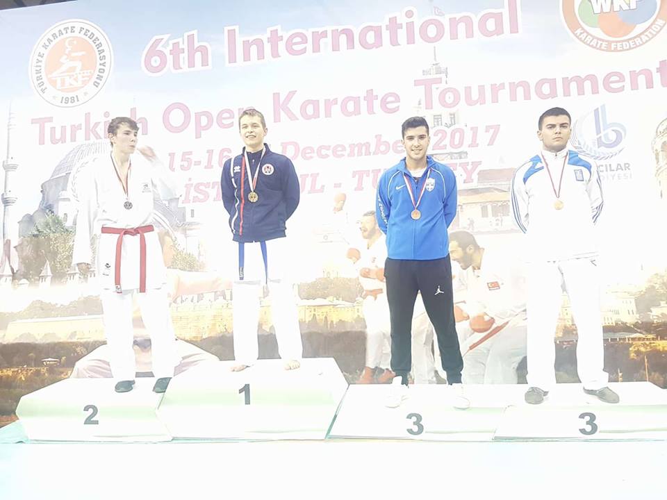 Με 3 μετάλλια γύρισε η Ελληνο-Ιαπωνική Ακαδημία Καράτε Dojo Tatsuo Suzuki από το 6ο Διεθνές Κύπελλο Turkish Open το οποίο διεξήχθει από τις 15 εως τις 17 Δεκεμβρίου στην Κωνσταντινούπολη.