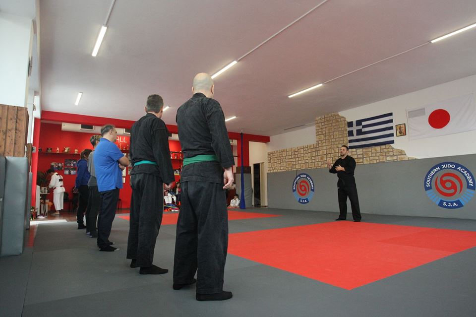 &Sigma;&epsilon;&mu;&iota;&nu;ά&rho;&iota;&omicron; Taiho-Jutsu &sigma;&tau;&eta;&nu; Southern Judo Academy &alpha;&pi;ό &tau;&omicron;&nu; Sensei &Beta;&alpha;&gamma;&gamma;έ&lambda;&eta; &Mu;&alpha;&kappa;&rho;ή